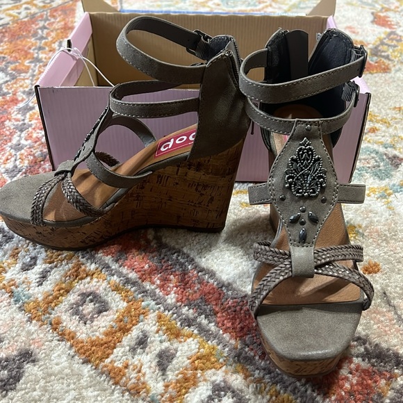 Pop Palm Tree Grey Distress Wedges NWT - Picture 5 of 5